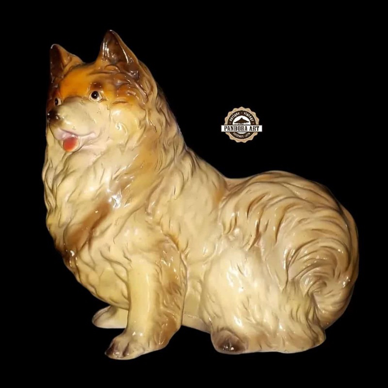 Patung keramik lawas anjing lucu