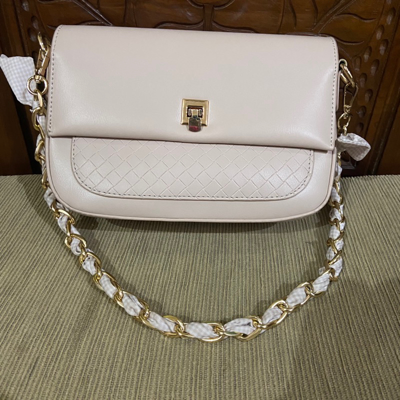WTS PRELOVED SLINGBAG SHOULDERBAG TAS ELIZABETH TAS KONDANGAN WARNA SOFT CREME BEIGE