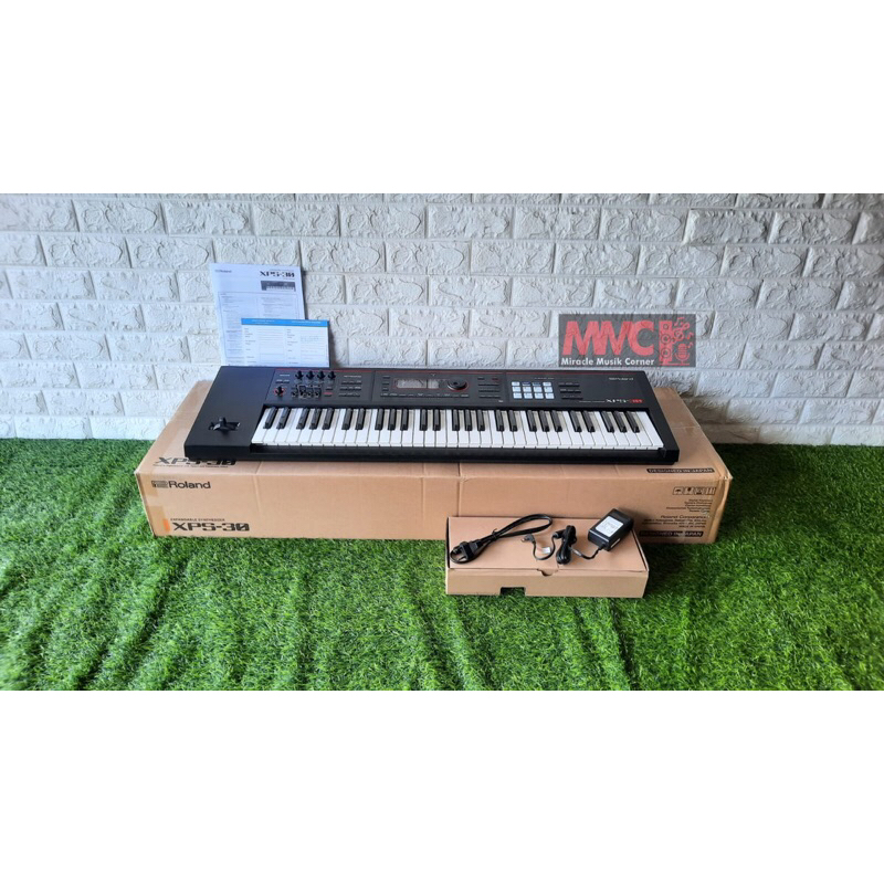 ROLAND XPS30 SYNTHESIZER