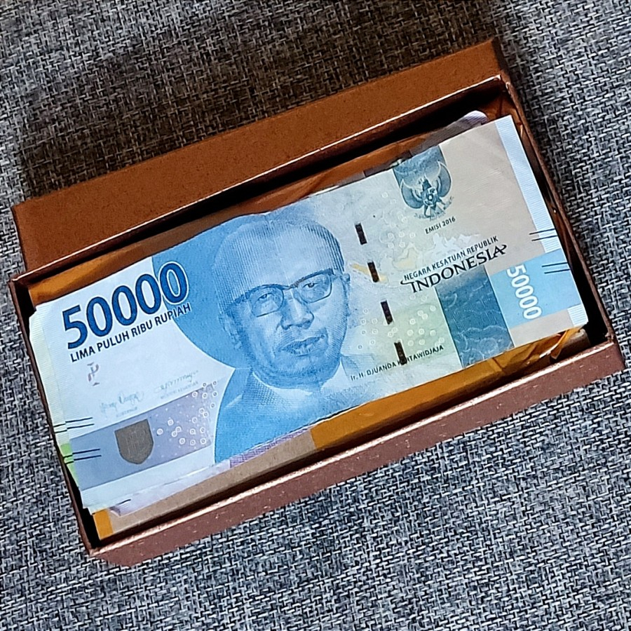 

Gift box kotak kado 16x9x3 cm B01