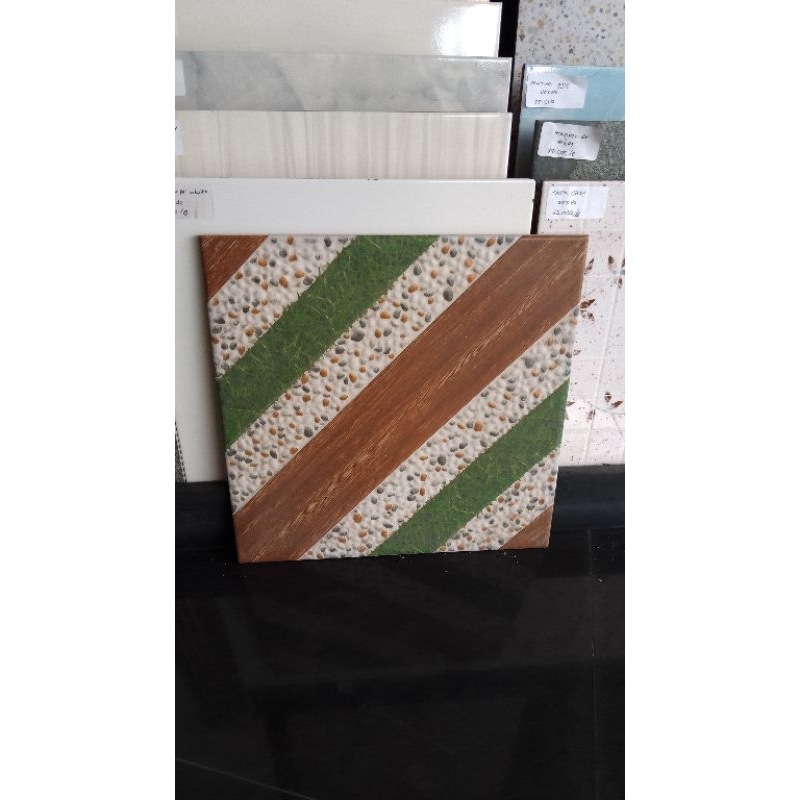 KRAMIK LANTAI 40X40 UNO BERMUDA