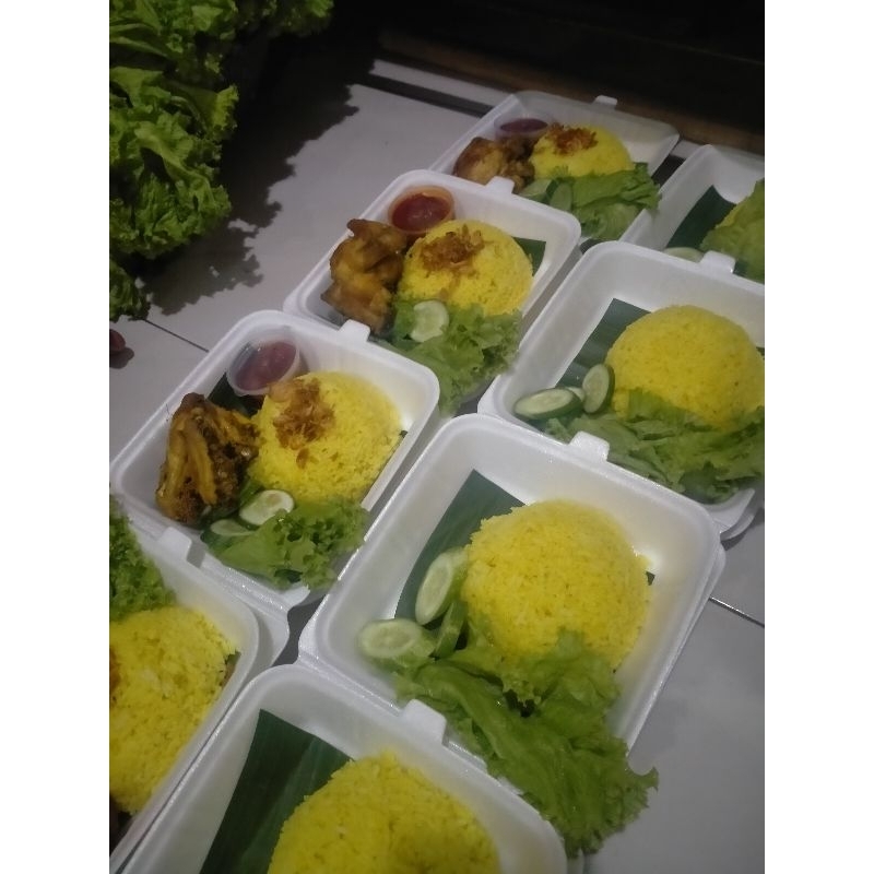 

nasi kuning ayam goreng