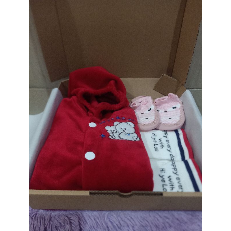 

Hampers Bayi - Kado Bayi Pakaian Hangat BuLu Halus - Hampers Paket Hemat