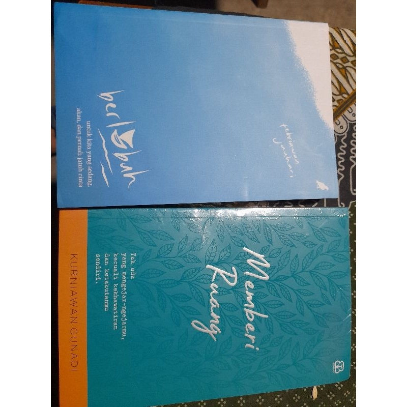 Buku berlabuh karya Febriawan Jauhari dan Memberi Ruang karya Kurniawan Gunadi