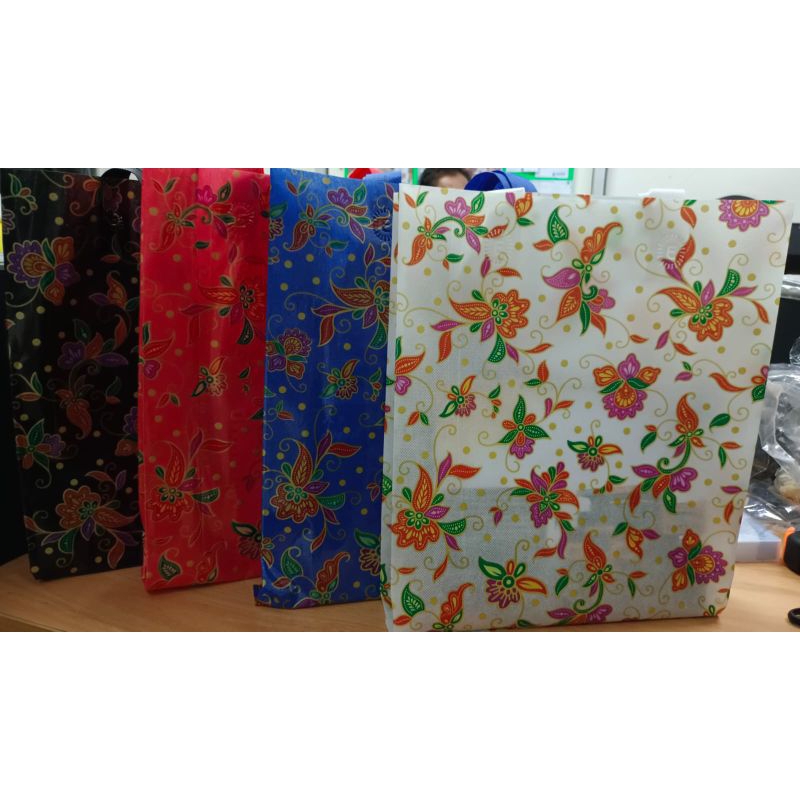 

Tas Spundbond GoodieBag Batik Laminasi 30 X 40 X 8 Cm 75 Gsm PerLusin 12 pcs