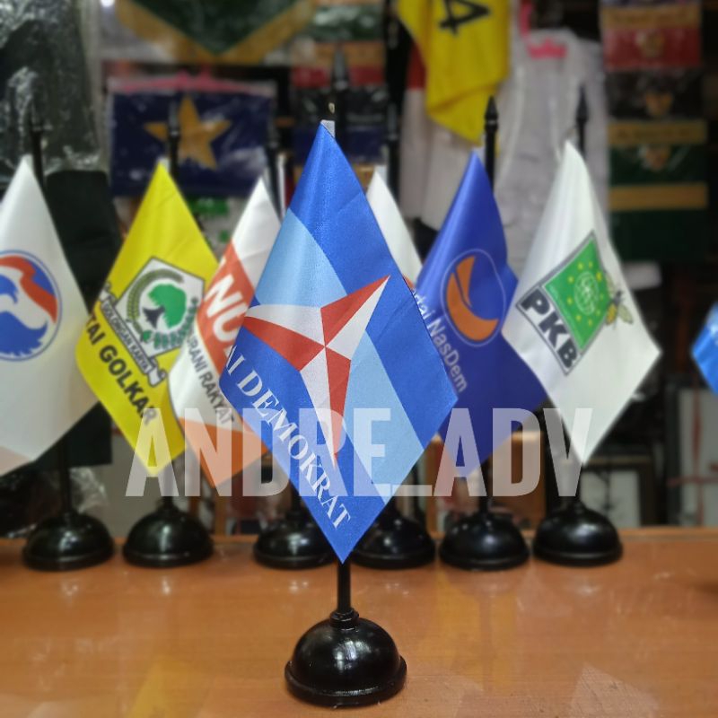 

bendera Demokrat dan tiang kayu meja