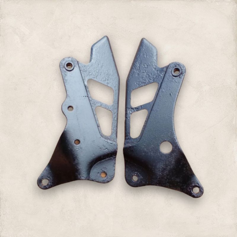 dudukan footstep belakang Suzuki crystal original