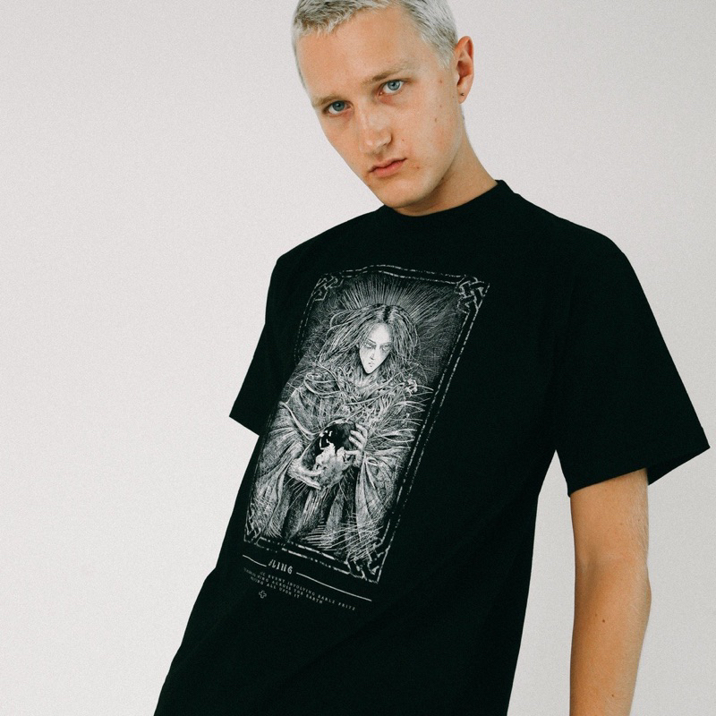 Baju kaos Eren globe Attack on Titan uniqlo Tshirt Premium