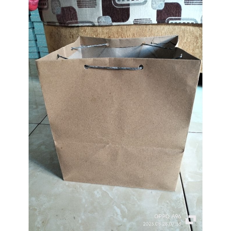 

Paperbag R10k , 23x21x25 ,tempat nasi , tempat souvenir dll