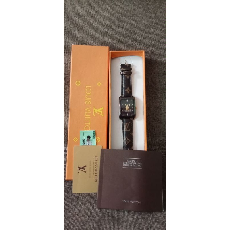 Jam tangan wanita LV