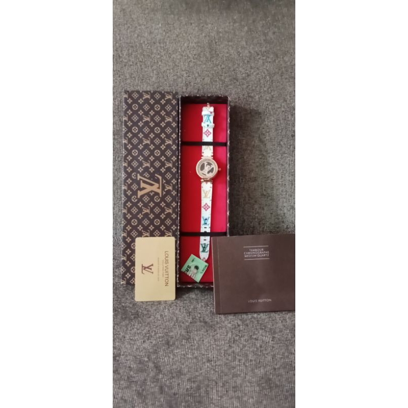 Jam tangan wanita putih LV