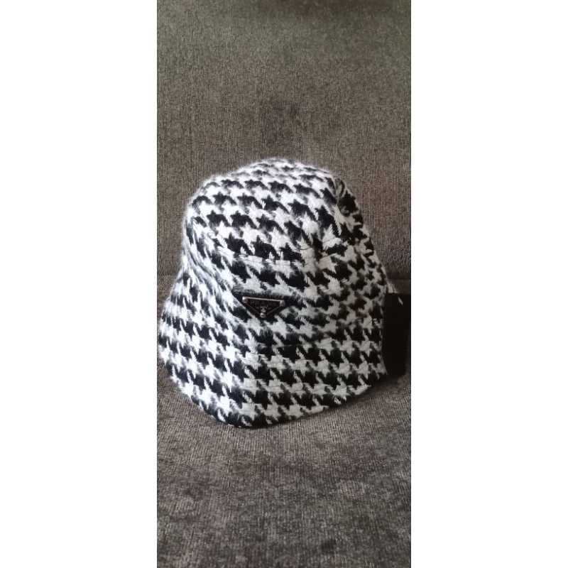 Topi wanita Prada