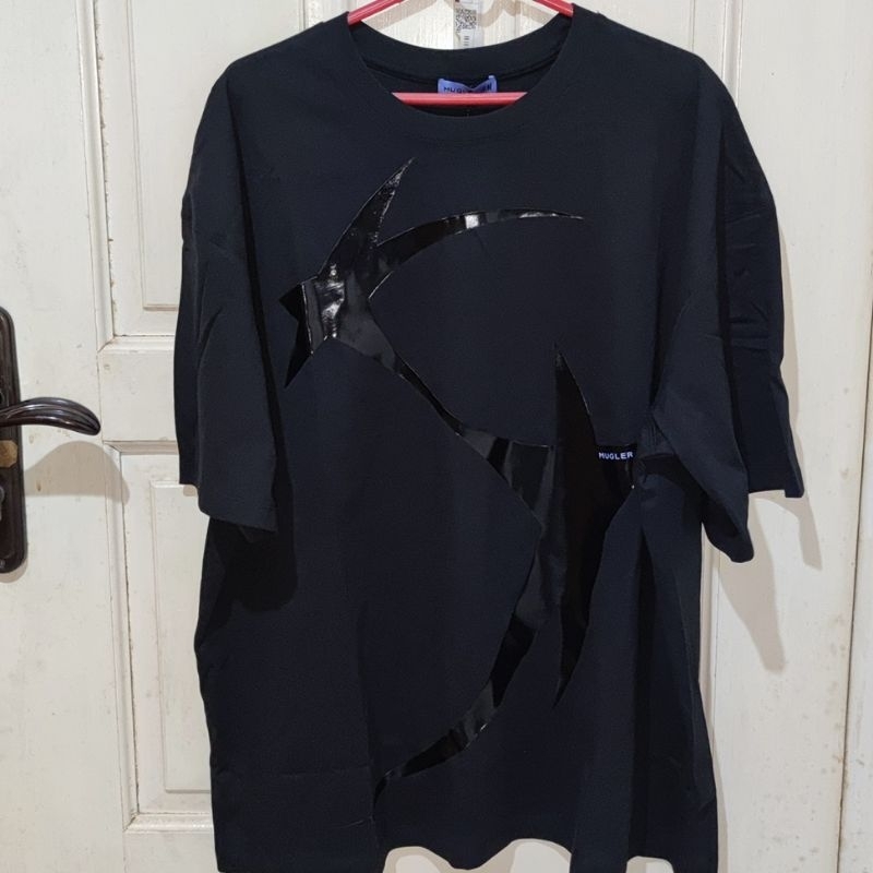Kaos Mugler x H&M cowok hitam