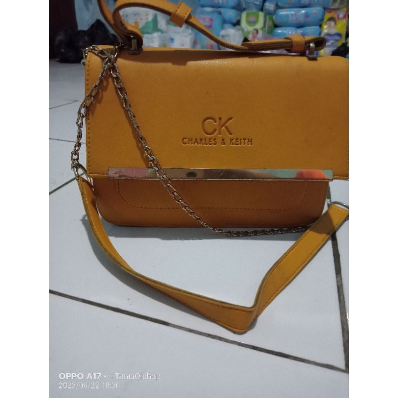 tas selempang warna kuning
