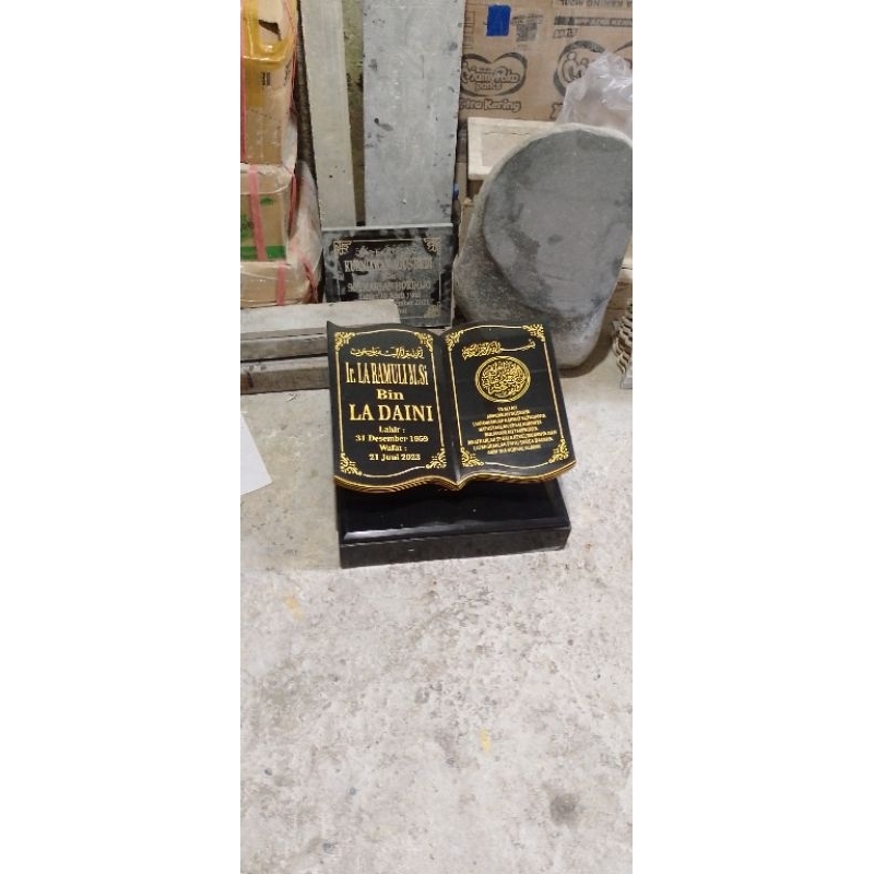 batu nisan granit model buku