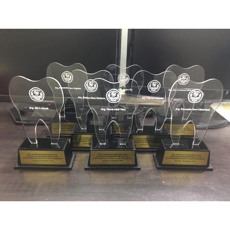 PLAKAT SUMPAH DOKTER GIGI BAHAN AKRILIK TATAKAN KAYU