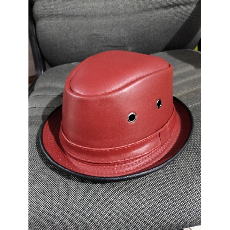 topi fedora pria bahan kulit asli warna merah maroon