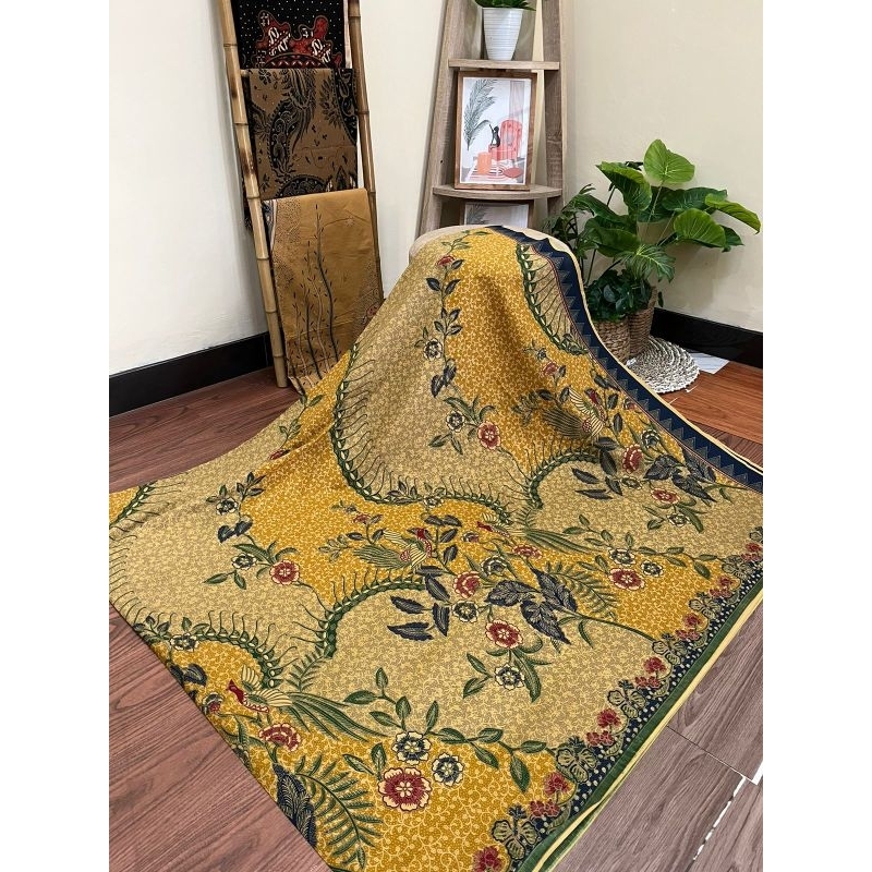 Kain batik solo kembang rambatan ukel merak kuning