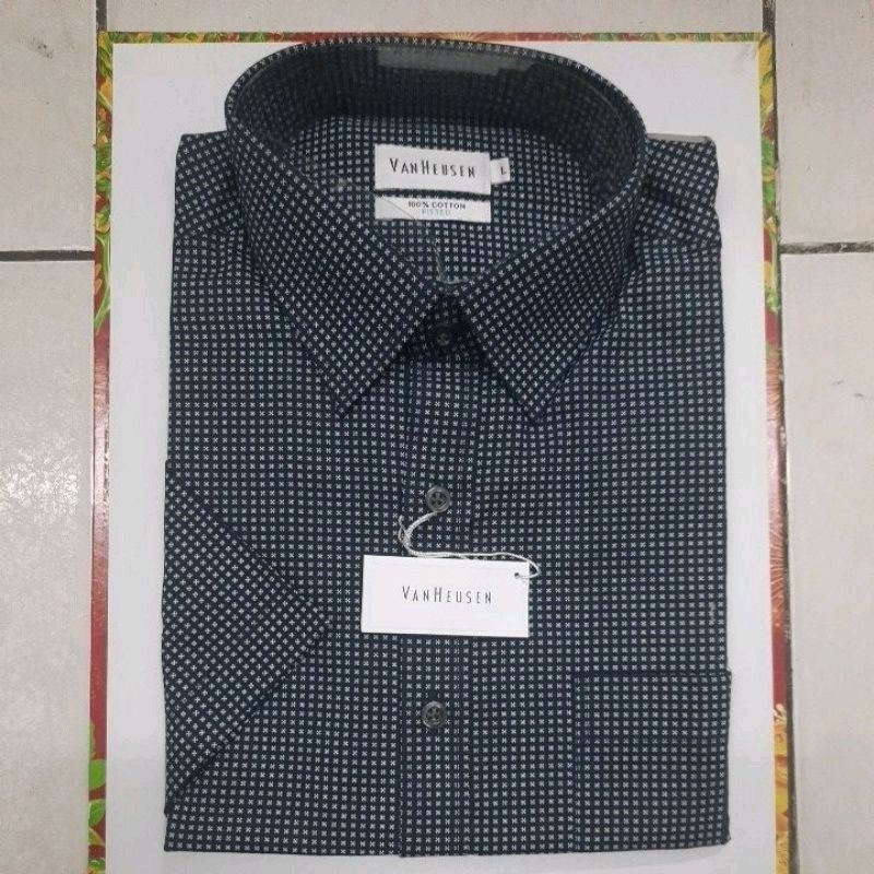 Kemeja Tangan Pendek Van Hausen