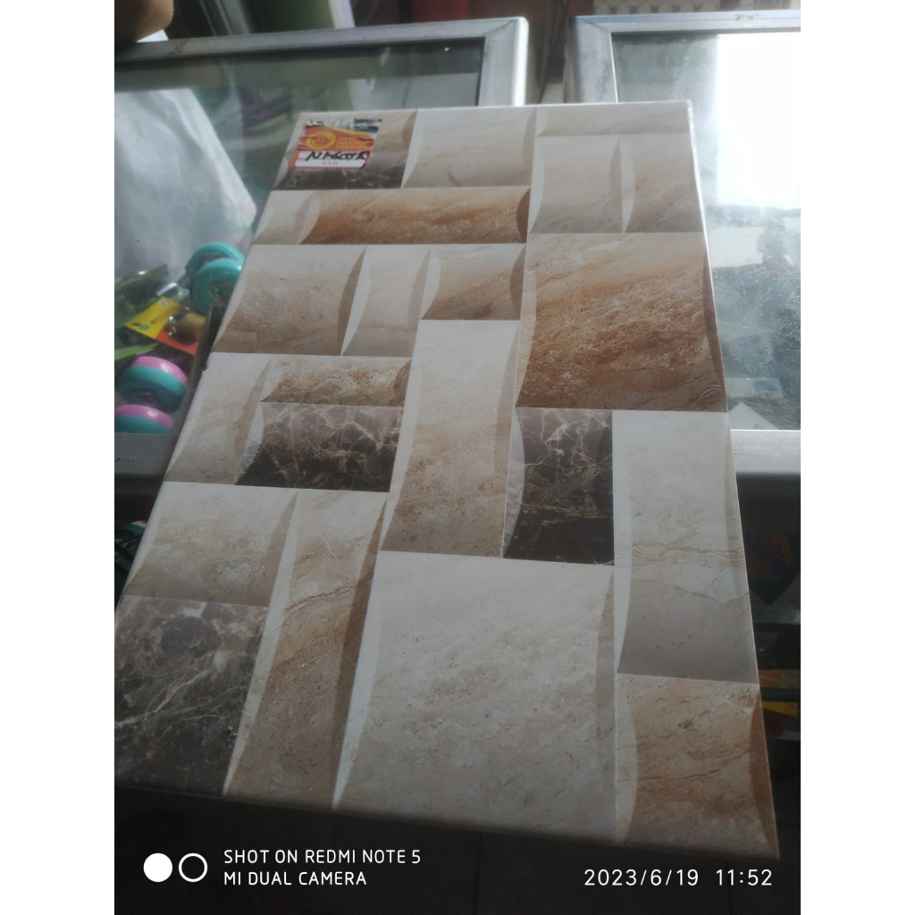 keramik dinding 25x40 Mulia tile