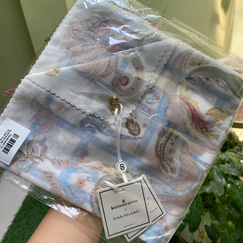 Buttonscarves x Dian Pelangi in Blanc