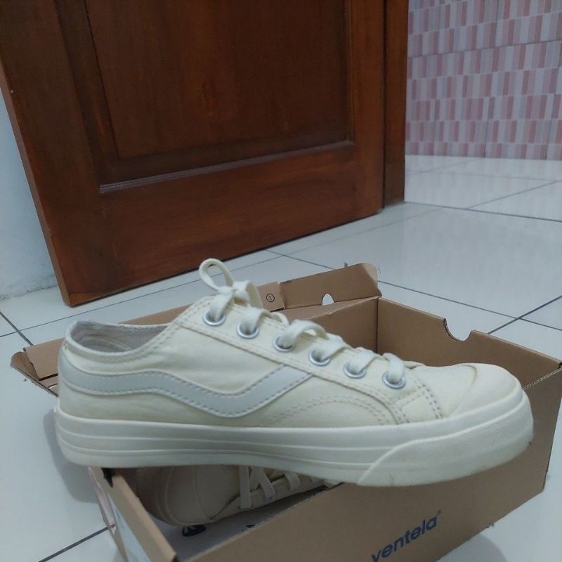 Sepatu Second Ventela Public Cream High & Low