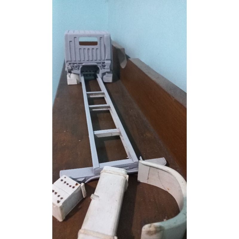 kabin dan sasis miniatur truk canter skala 14