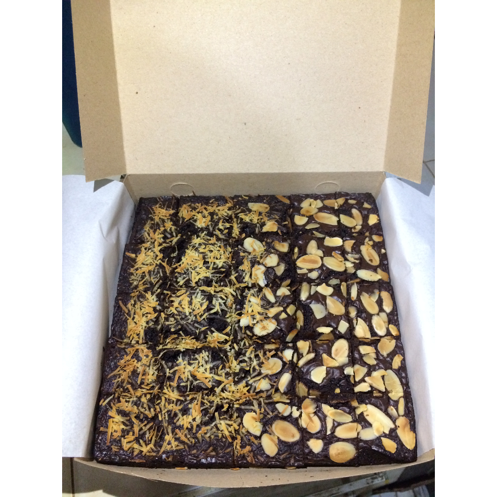 

BAKED BROWNIES - DOUBLE TOPPING | MEDIUM SIZE