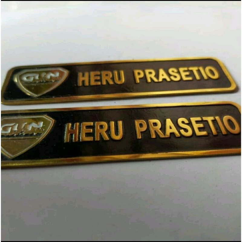 

name tag kuningan peniti