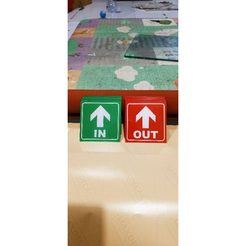 AKRILIK SIGN IN, OUT 10×10cm