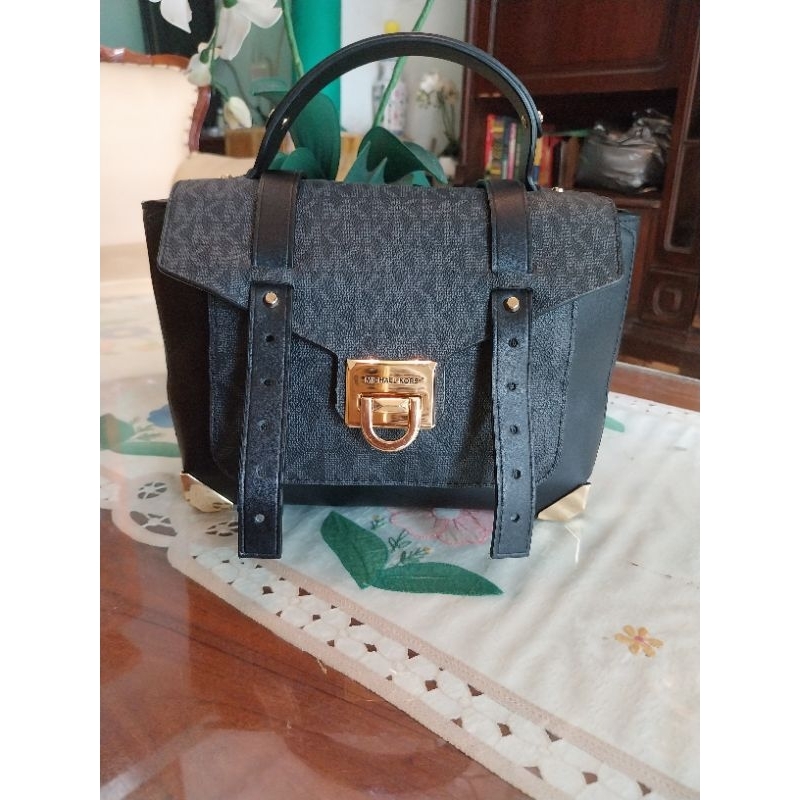 Mk Manhattan Medium top Handle satchel signature black