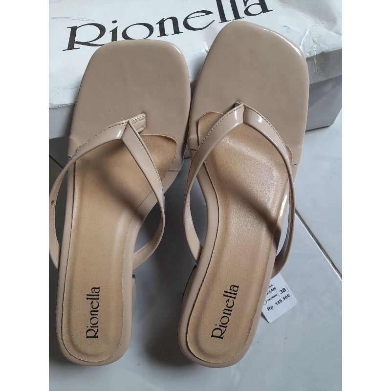 Sendal Rionella size 38 gratis sendal anak size 31