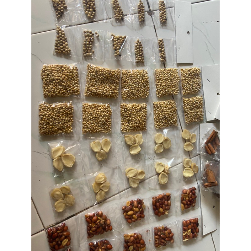

Bumbu dapur / kemiri / ketumbar / merica / kayu manis / asam / kacang / makaroni