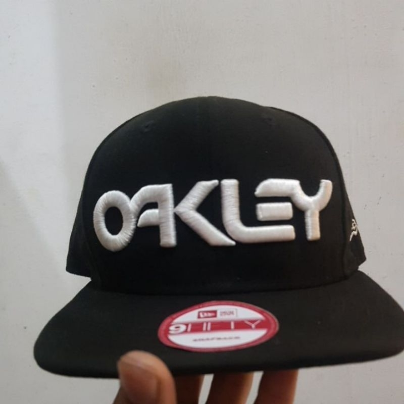 topi oakley