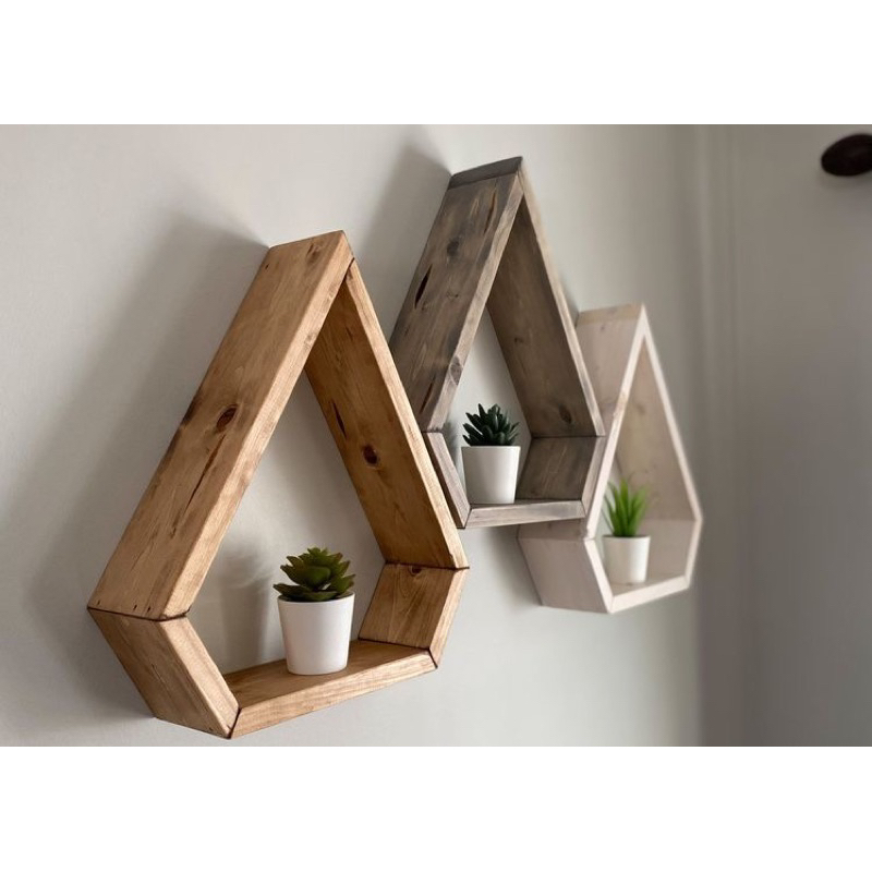 Rak kayu dinding segi lima