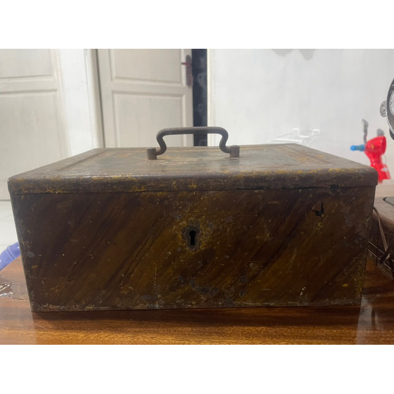 kotak brangkas perhiasan antik klasik vintage besi jadul