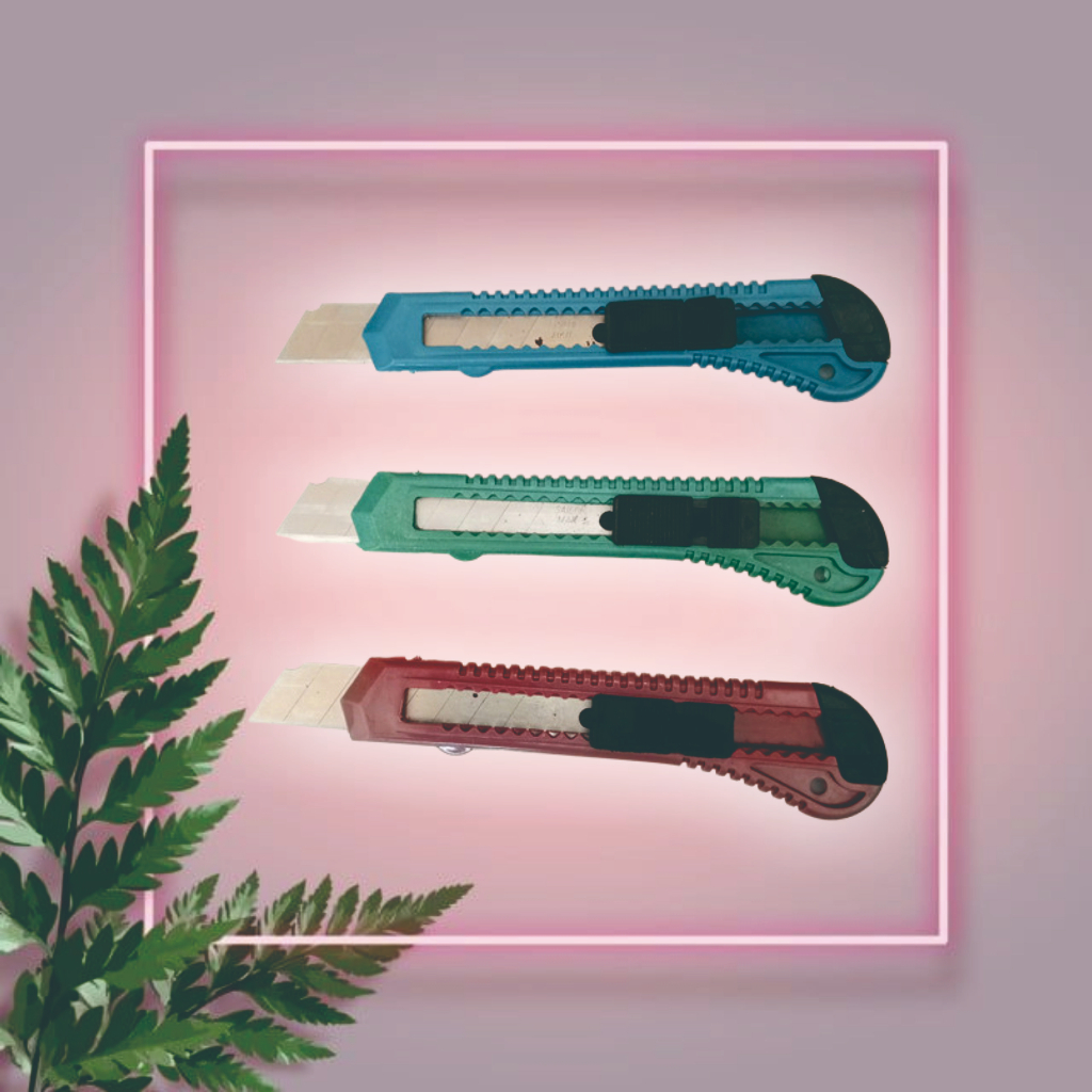 

Cutter Plastik Besar / Pisau Cutter Pemotong