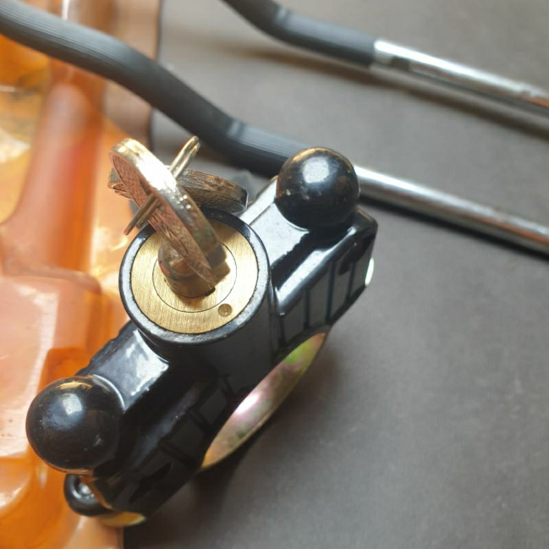 KUNCI RODA DEPAN SEPEDA MOTOR