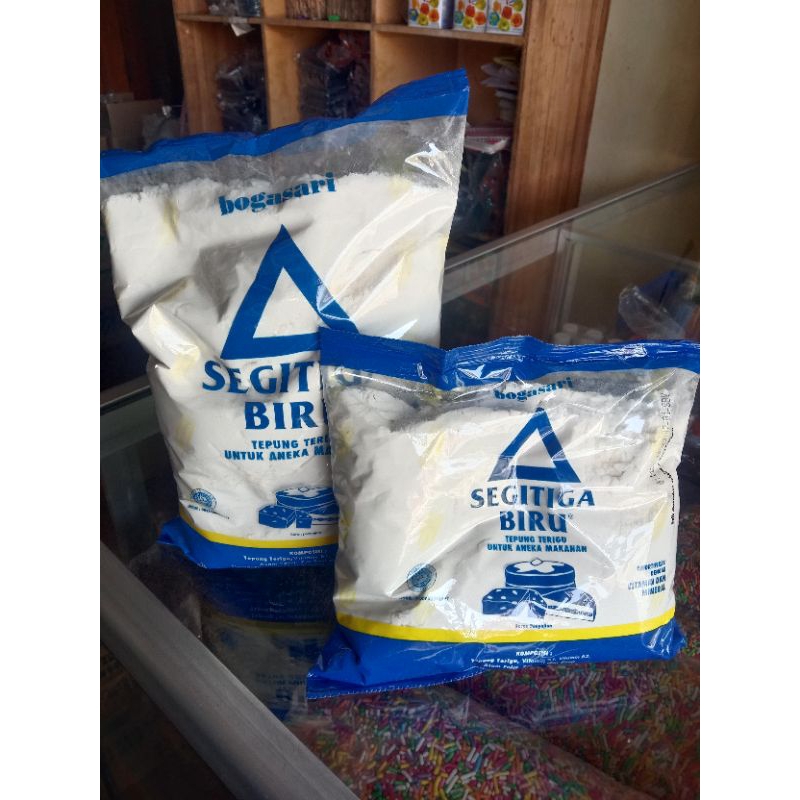 

Tepung terigu segitiga biru 1/2 kg dan 1 kg