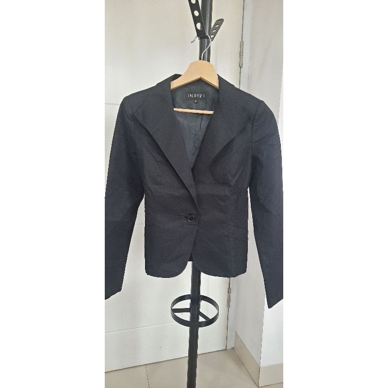 Blazer hitam brand Indivi