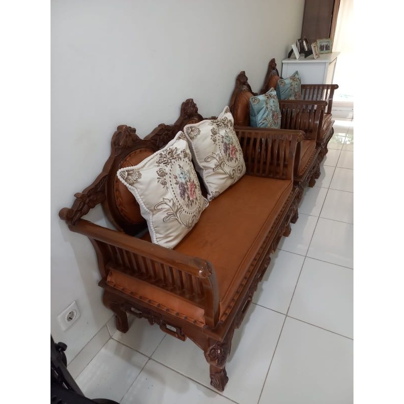 Sofa / Kursi tamu kayu ukir clasik (Bekas tapi masih sangat bagus, jarang dipakai duduk cuma dipajang)