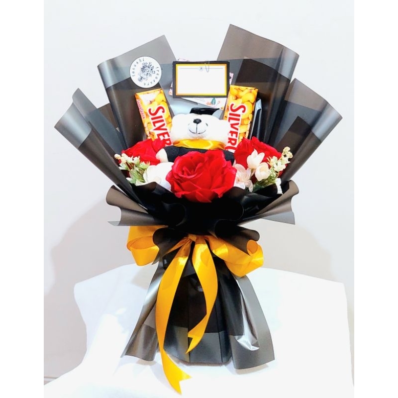 

HADIAH BUKET WISUDA SILVERQUEEN | KADO BUCKET BONEKA BUNGA | FLOWER GRADUATION BOUQUET MAGELANG