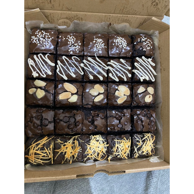 

Fudgy Brownies Shiny crust 20 X 20 25 potong & 20 X 10 15 potong