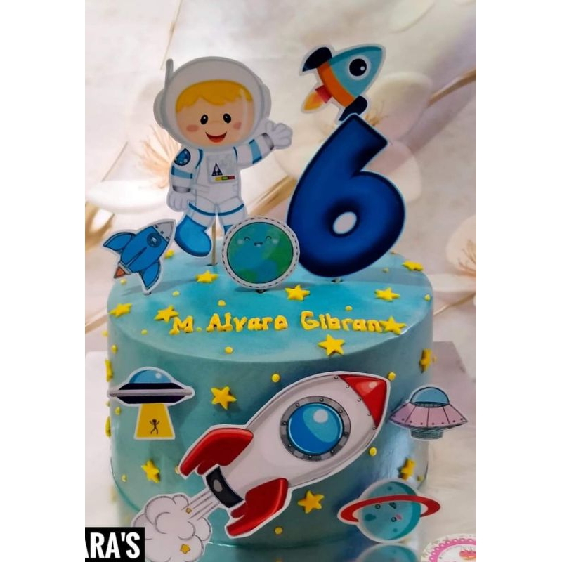 Astronot cake topper