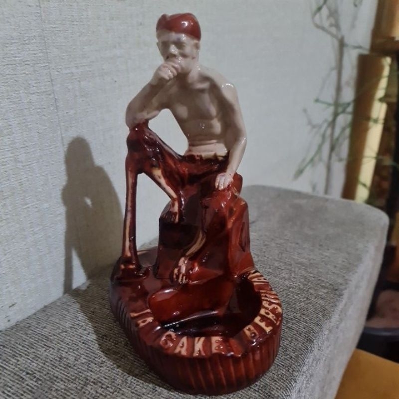 asbak.unik motif. kakek