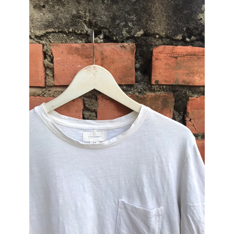 KAOS COTTON ON “Kaos Pria Cotton on seken Ori, Size M setara L (Panjang 71cm Lebar 54cm)