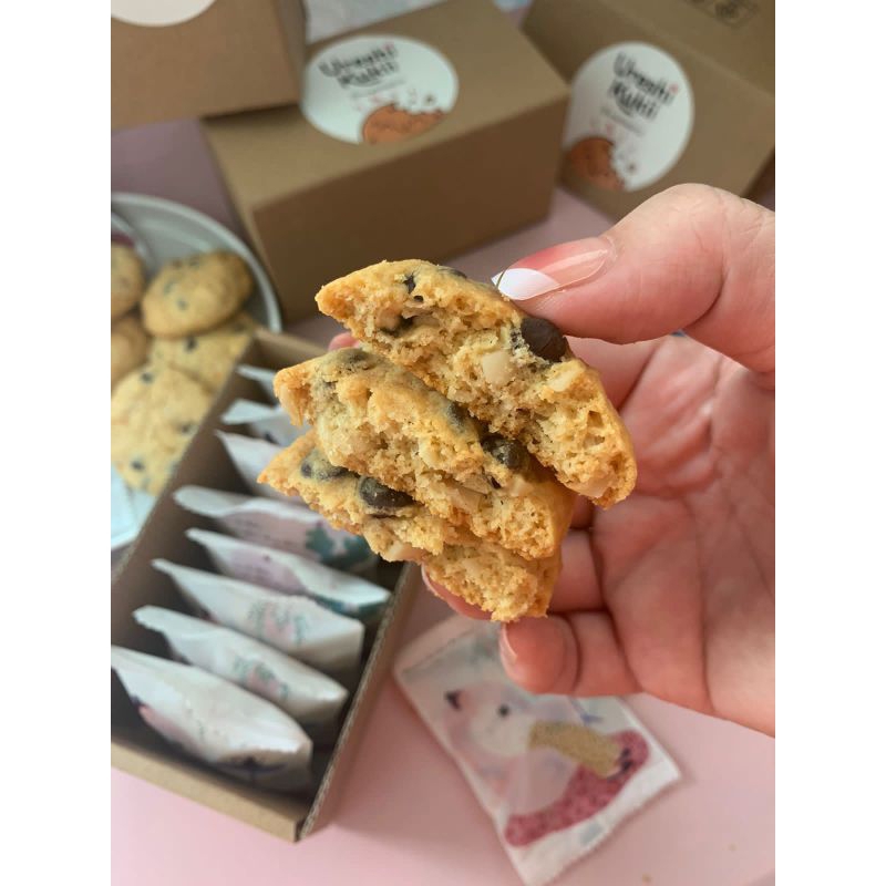 

Walnut Chocochips Cookies by ureshikuki (Paket Personal Box)