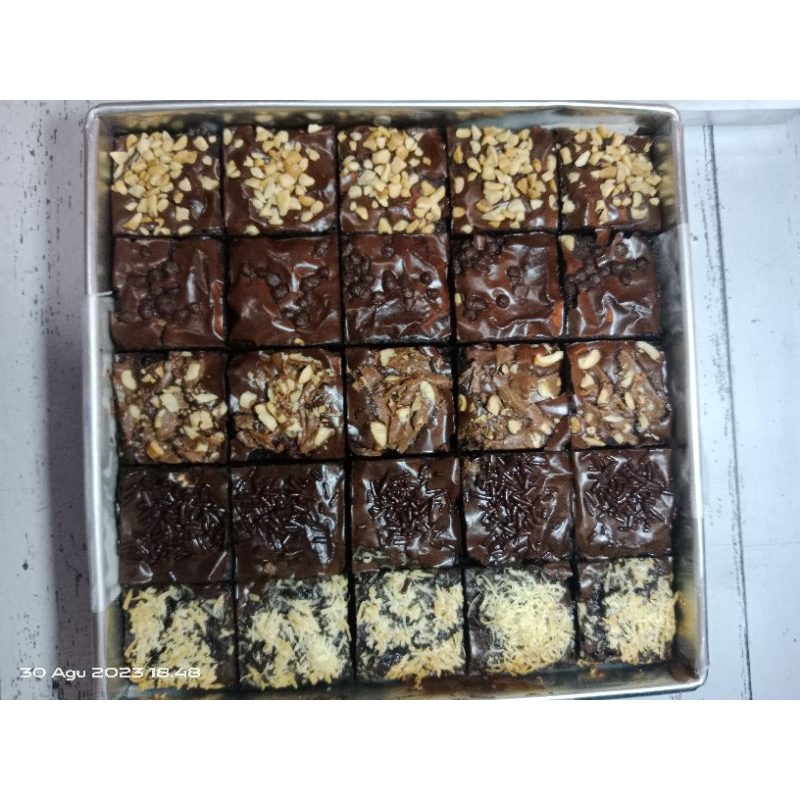 

Fudgy Brownies Cokelat Panggang SILVERQUEEN CHEESE Size 20x20