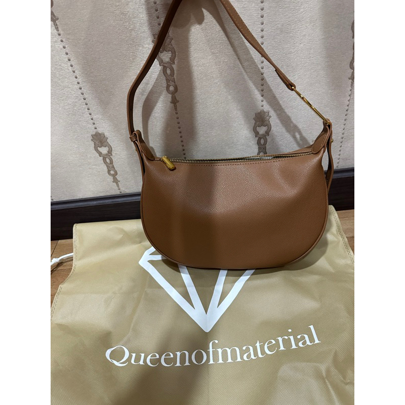 queen of material hobo bag