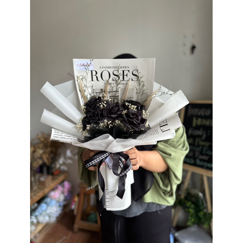 (BUNGA PALSU) BLACK AURORA ROSE BUKET SIZE MEDIUM